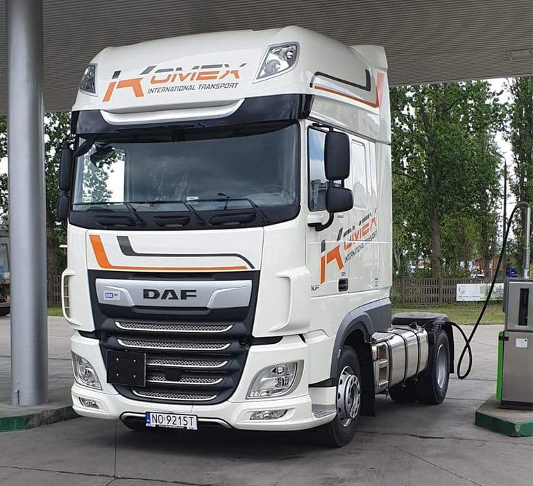 Biało-pomarańczowa ciężarówka z napisem "Komex"